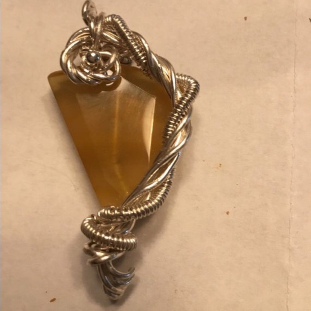 Silver pendant with chalcedony